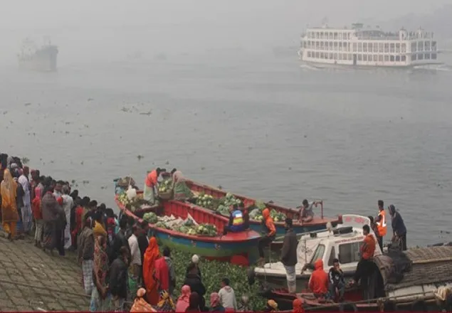 নৌযানের ধাক্কায় ট্রলার থেকে ছিটকে পড়ে ব্যবসায়ী নিখোঁজ