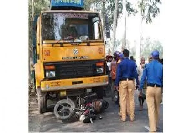 হাতীবান্ধায় ট্রাকের চাকায় প্রাণ গেল দুই পুলিশ সদস্যের
