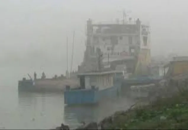 ঘন কুয়াশায় পাটুরিয়া-দৌলতদিয়ায় ফেরি চলাচল বন্ধ