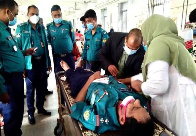সার্জেন্টকে পিটিয়ে হাত ভেঙে পালালো দুই যুবক