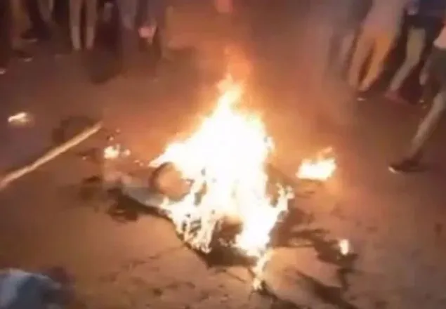 নোয়াখালীতে নিক্সন চৌধুরীর কুশপুত্তলিকা দাহ