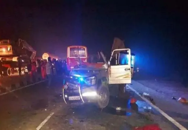 জলপাইগুড়িতে ট্রাকের চাপায় অন্তত ১৪ জনের মৃত্যু