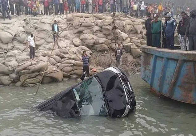 ফেরিতে ওঠার সময় পদ্মা নদীতে ডুবলো মাইক্রোবাস