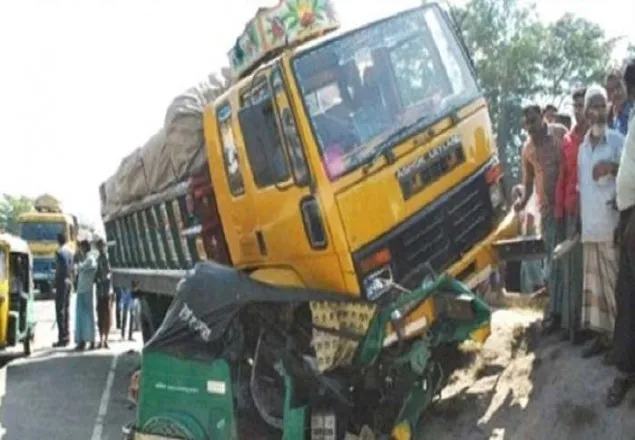 পাবনায় ট্রাক-অটোরিকশার সংঘর্ষে ২ যাত্রী নিহত