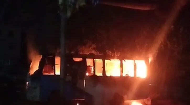 নারায়ণগঞ্জ লিংক রোডে পার্কিং করা বাসে আগুন