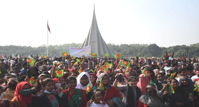 জাতীয় স্মৃতিসৌধে শ্রদ্ধা জানাতে মানুষের ঢল