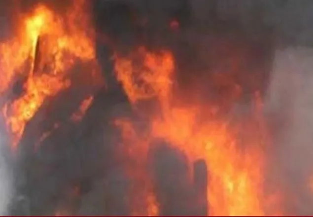 কমলাপুরে পোশাক কারখানায় আগুন, নিয়ন্ত্রণে ১০ ইউনিট