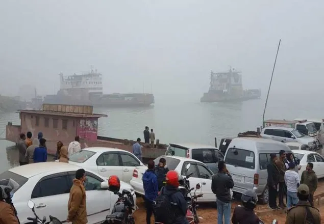 ১২ ঘণ্টা পর পাটুরিয়া-দৌলতদিয়া ফেরি চলাচল শুরু