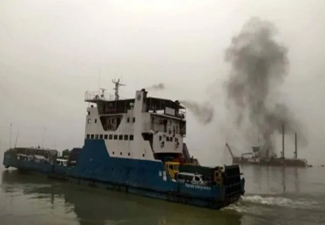 পাঁচ ঘণ্টা বন্ধ থাকার পর ফেরিসহ নৌযান চলাচল শুরু
