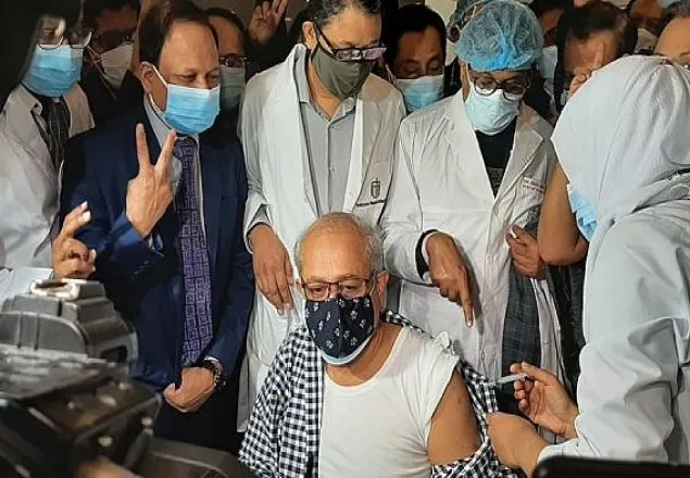 বঙ্গবন্ধু মেডিক্যালে প্রথম টিকা নিলেন উপাচার্য