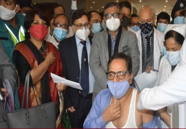 করোনার টিকা নিলেন স্বাস্থ্যসচিব
