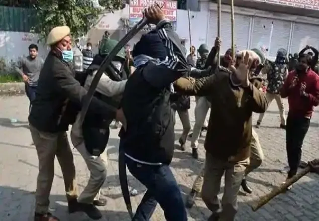 দিল্লির সিঙ্ঘু সীমান্তে কৃষকদের সঙ্গে খণ্ডযুদ্ধ!