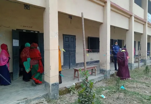 অভিযোগ আর শঙ্কায় ৬৪ পৌরসভায় ভোট শুরু