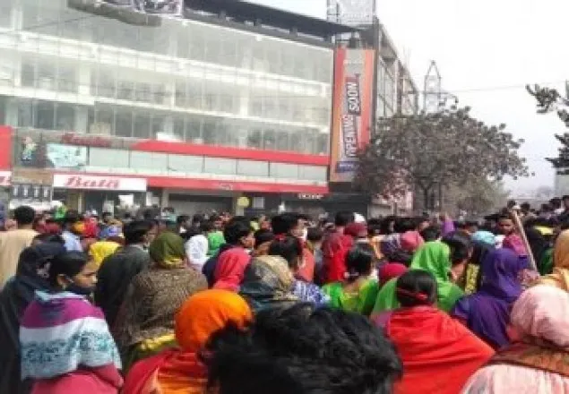 বকেয়া বেতনের দাবিতে মিরপুরে পোশাক শ্রমিকদের বিক্ষোভ