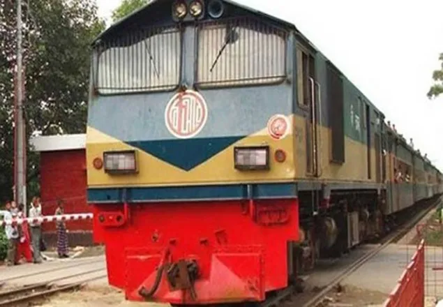 রাজধানীতে ট্রেনের ধাক্কায় রেল কর্মচারী নিহত