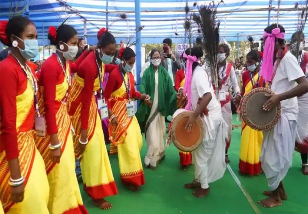 গণবিয়েতে নাচলেন মমতা (ভিডিও)