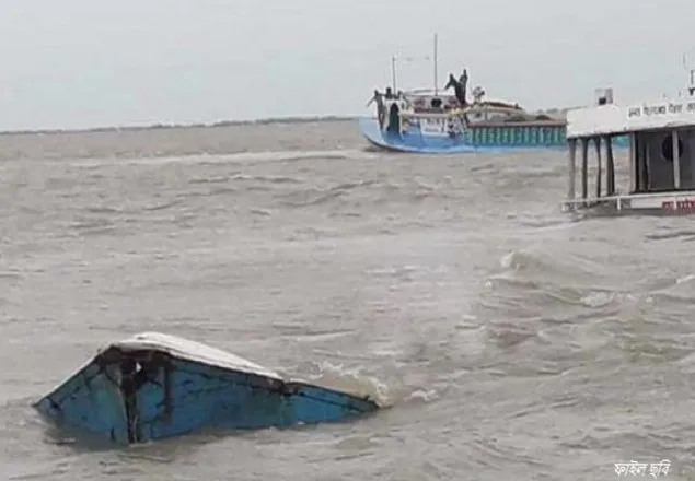 মেঘনা নদীতে ১৫৯ টন সরকারি চালসহ ট্রলারডুবি