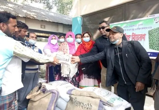 মাগুরার শ্রীপুরে কৃষকের মাঝে বিনামূল্যে বীজ ও সার বিতরণ