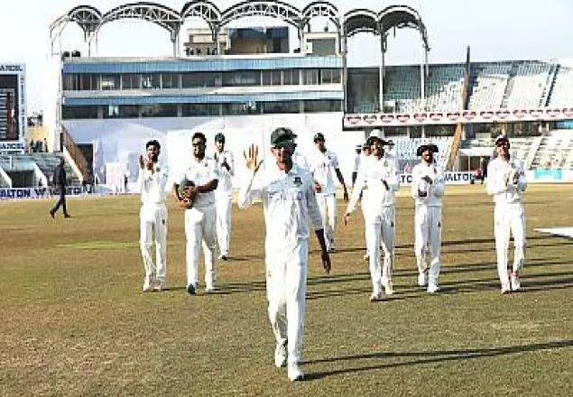 মিরাজের সেঞ্চুরি ও মোস্তাফিজের ঝলকে টাইগারদের স্বস্তির দিন
