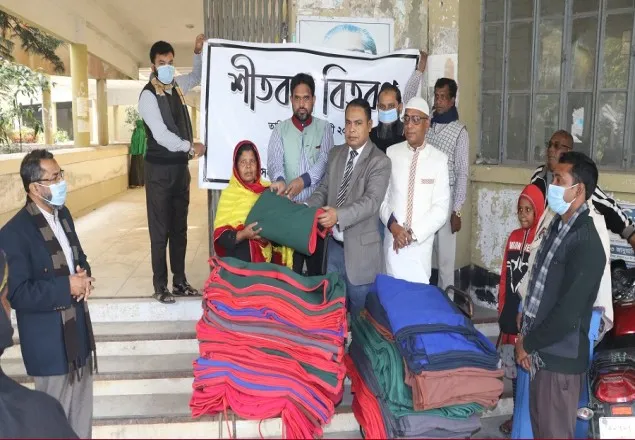 শীতার্তদের মাঝে ইবি সাদা দলের কম্বল বিতরণ