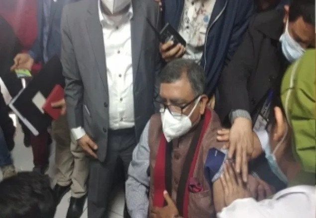করোনার টিকা নিলেন স্বাস্থ্যমন্ত্রী