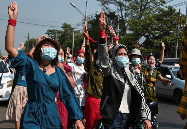 গণতন্ত্রের দাবিতে দ্বিতীয় দিনেও উত্তাল মিয়ানমার