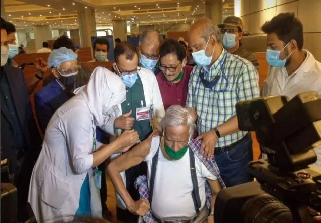 টিকা নিলেন ডা. জাফরুল্লাহ
