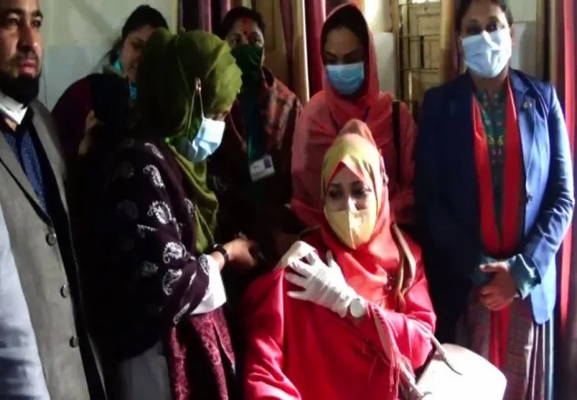  টিকা না নিয়ে ফটোসেশন করলেন সাংসদ