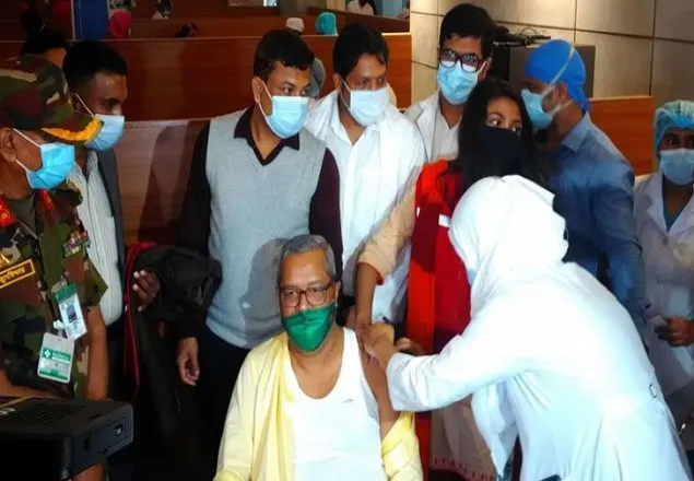 টিকা নিলেন সিইসি, ভোটারকে ভ্যাকসিন নেওয়ার আহ্বান