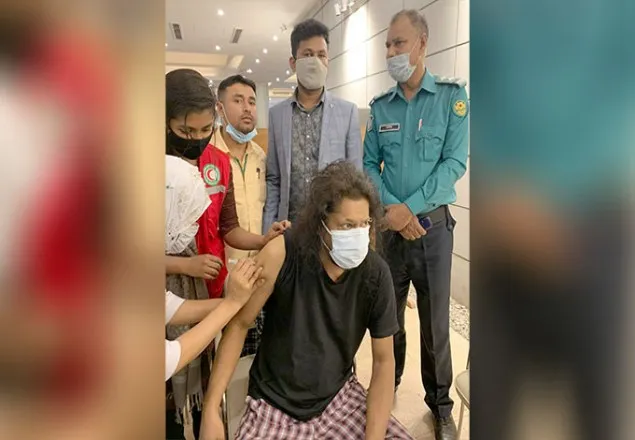 করোনার টিকা নিলেন জেমস