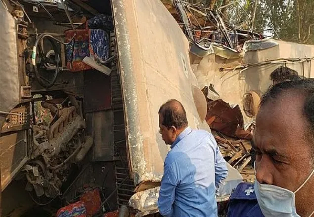ঝিনাইদহে বাস-ট্রাক মুখোমুখি সংঘর্ষে নিহত ৮