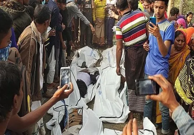 ঝিনাইদহে বাস-ট্রাক মুখোমুখি সংঘর্ষে নিহত ১০