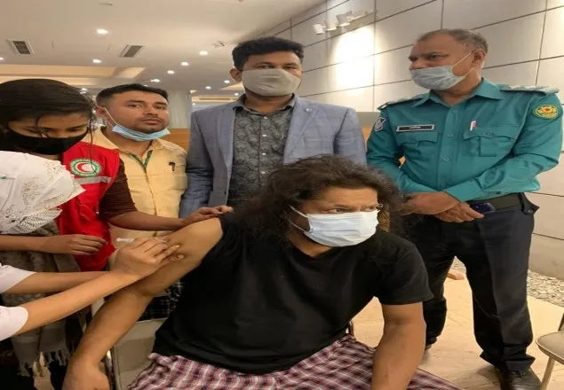 করোনার টিকা নিলেন রকস্টার জেমস