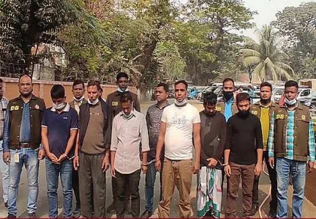 শাহবাগে ৩৫ লাখ টাকা ছিনতাই: চক্রের ৬ সদস্য গ্রেফতার