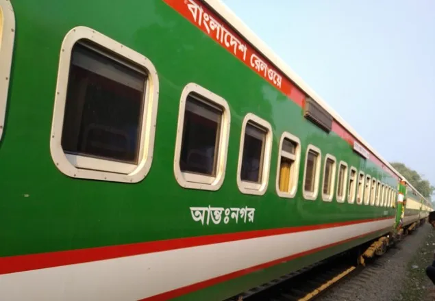 মাদ্রাসা শিক্ষকের বুদ্ধিমত্তায় রক্ষা পেলেন ট্রেনের ৩০০ যাত্রী!