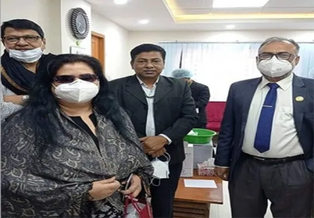 টিকা নিলেন রুনা লায়লা ও আলমগীর