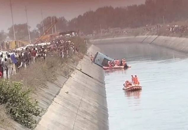 ভারতে যাত্রীবাহী বাস খালে পড়ে নিহত ৩৭