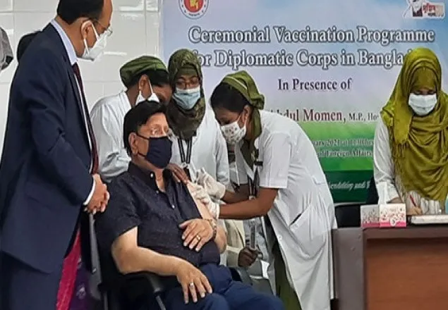 করোনার টিকা নিলেন পররাষ্ট্রমন্ত্রী