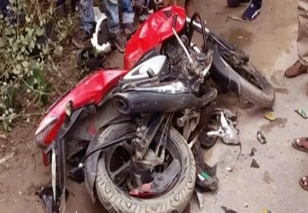 হাত ছেড়ে মোটরসাইকেল চালাতে গিয়ে নিহত ৩