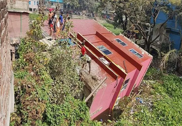 কেরানীগঞ্জে তিনতলা ভবন উল্টে পড়ল পুকুরে