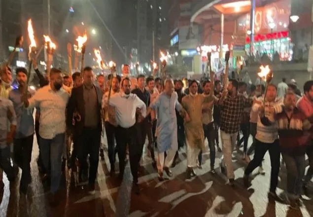 খালেদা জিয়ার বিরুদ্ধে পরোয়ানার প্রতিবাদে রিজভীর নেতৃত্বে মশাল মিছিল