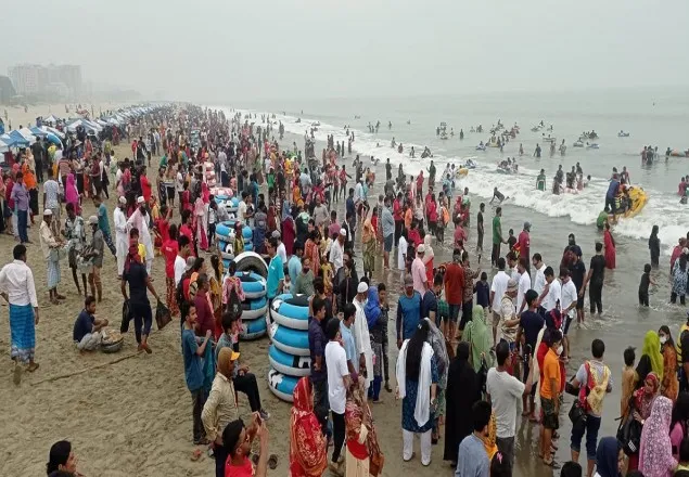 সমুদ্র সৈকতে নেমেছে পর্যটকের ঢল