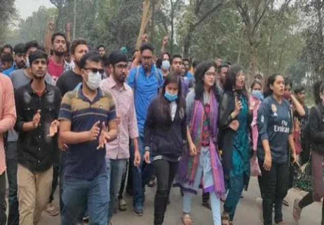 হল খুলে দিতে জাবি উপাচার্যকে আল্টিমেটাম