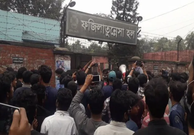 উত্তাল জাবি, হলের তালা ভাঙছেন শিক্ষার্থীরা