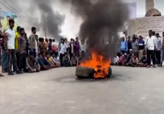 দুই শ্রমিক গ্রেফতার: ব‌রিশাল থে‌কে ২১ রু‌টে বাস চলাচল বন্ধের ডাক