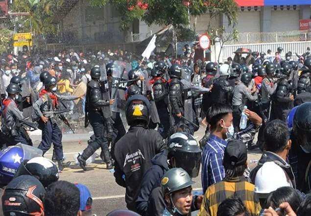 মিয়ানমারে বিক্ষোভে পুলিশের গুলিতে নিহত ২