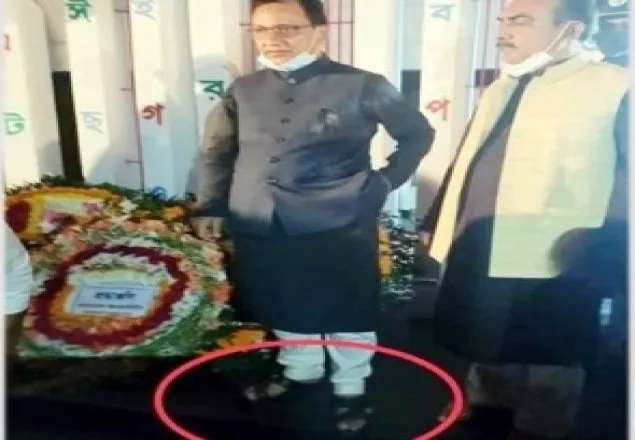 শহীদ মিনারের জুতা পায়ে চেয়ারম্যানের শ্রদ্ধাঞ্জলি