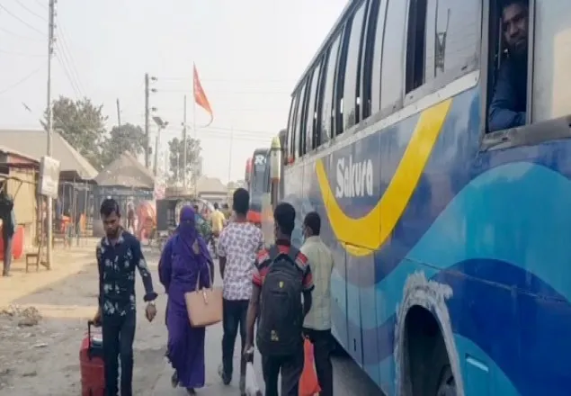ফেরি পারাপারের অপেক্ষায় পাঁচ কিলোমিটা যানজট
