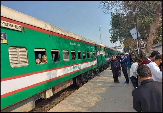হারিয়ে গেছে চাবি, ট্রেন চলাচল বন্ধ!  