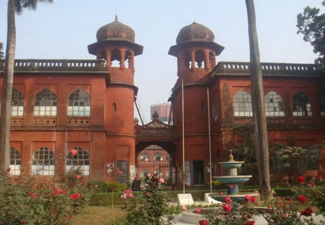 ঢাবিতে তালা ভেঙে হলে ঢুকলেন শিক্ষার্থীরা